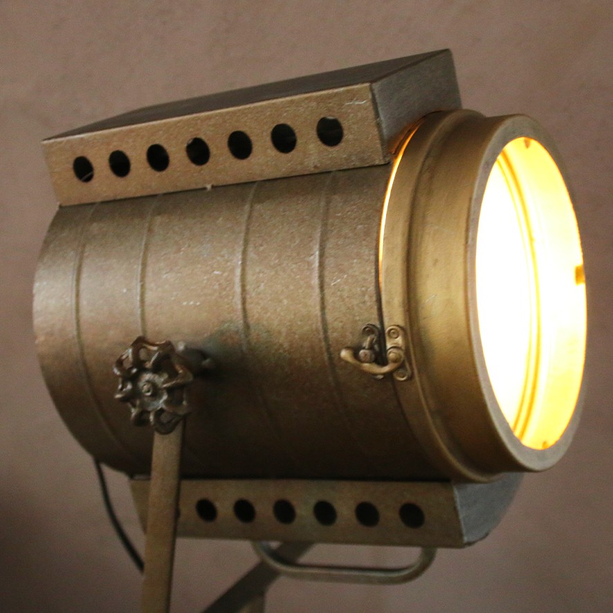 Lampe sur trépied façon vieux projecteur