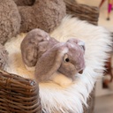 Peluche Lapin doux brun allongé 24 cm